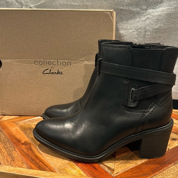 Clarks black leather scene star booties size 8.5